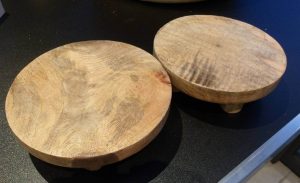 Petits dessus de plat sur pieds en manguier