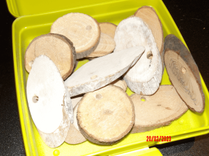 Petits morceaux de bois pouvant être décorés et accrochés (idéal déco de Noël)