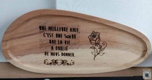 Plateau en bois de manguier pyrogravé au laser. Vendu