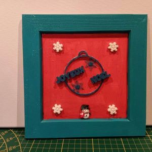 Cadre en bois bi couleurs pailletées avec collage d'objets en céramique et le centre a été réalisé en impression 3D par mon prestataire Tout3dnet. 10€