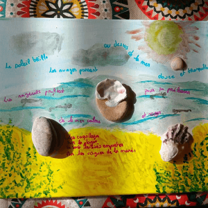 Tableau créé et peint en acrylique et aquarelle avec collage de coquillage (réalisé au cours de ma formation i2a)