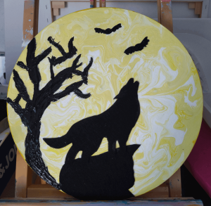 Toile ronde, peinture pouring pour le fond, acrylique et texture pour les relief et collage de feutrine pour le loup et le rocher