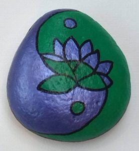 Peinture sur galet, fleur de lotus, Yin et Yang