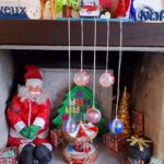 Atelier de Noël : Guirlande de boules en plastique décorées